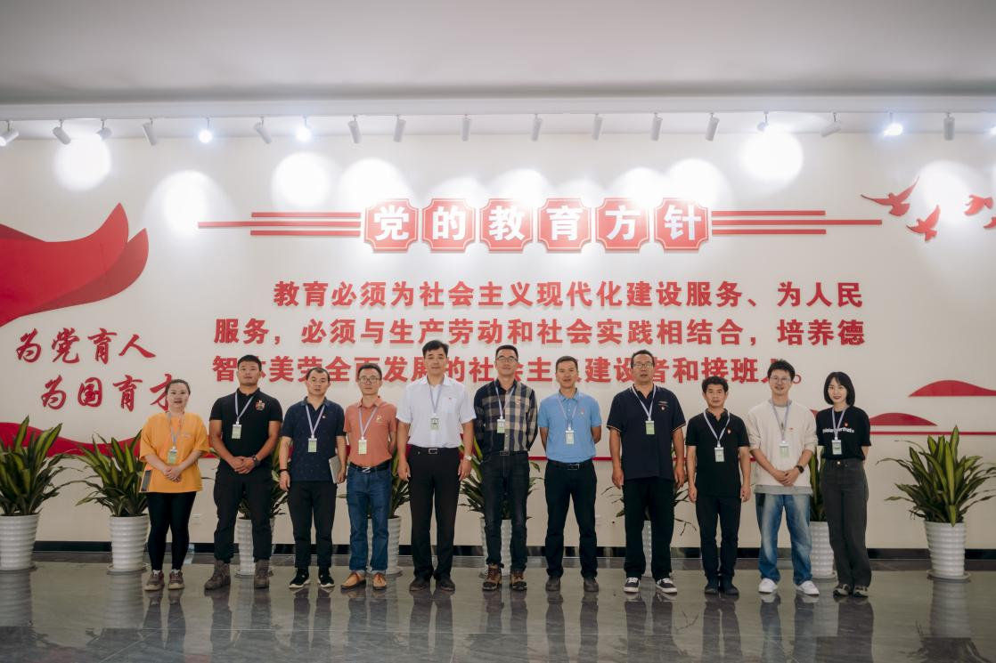迎新大扫除，党员在行动——云安产业学院党总支部开展校园大扫除活动