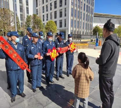 学院领导慰问春节期间坚守岗位一线的工作人员