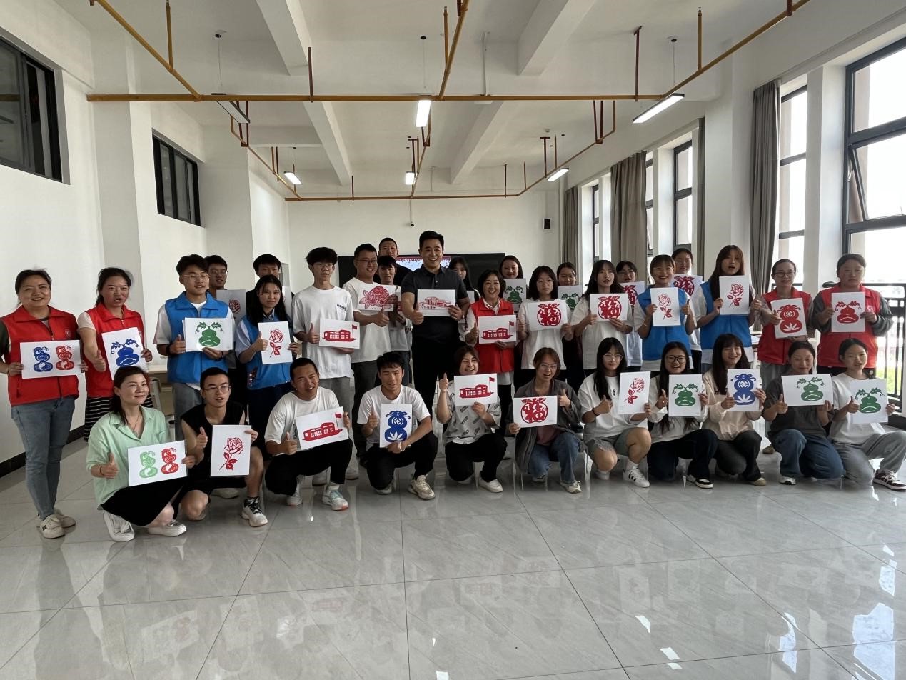 非遗文化进校园 刻纸艺术共传承——云安产业学院开展非遗刻纸主题活动