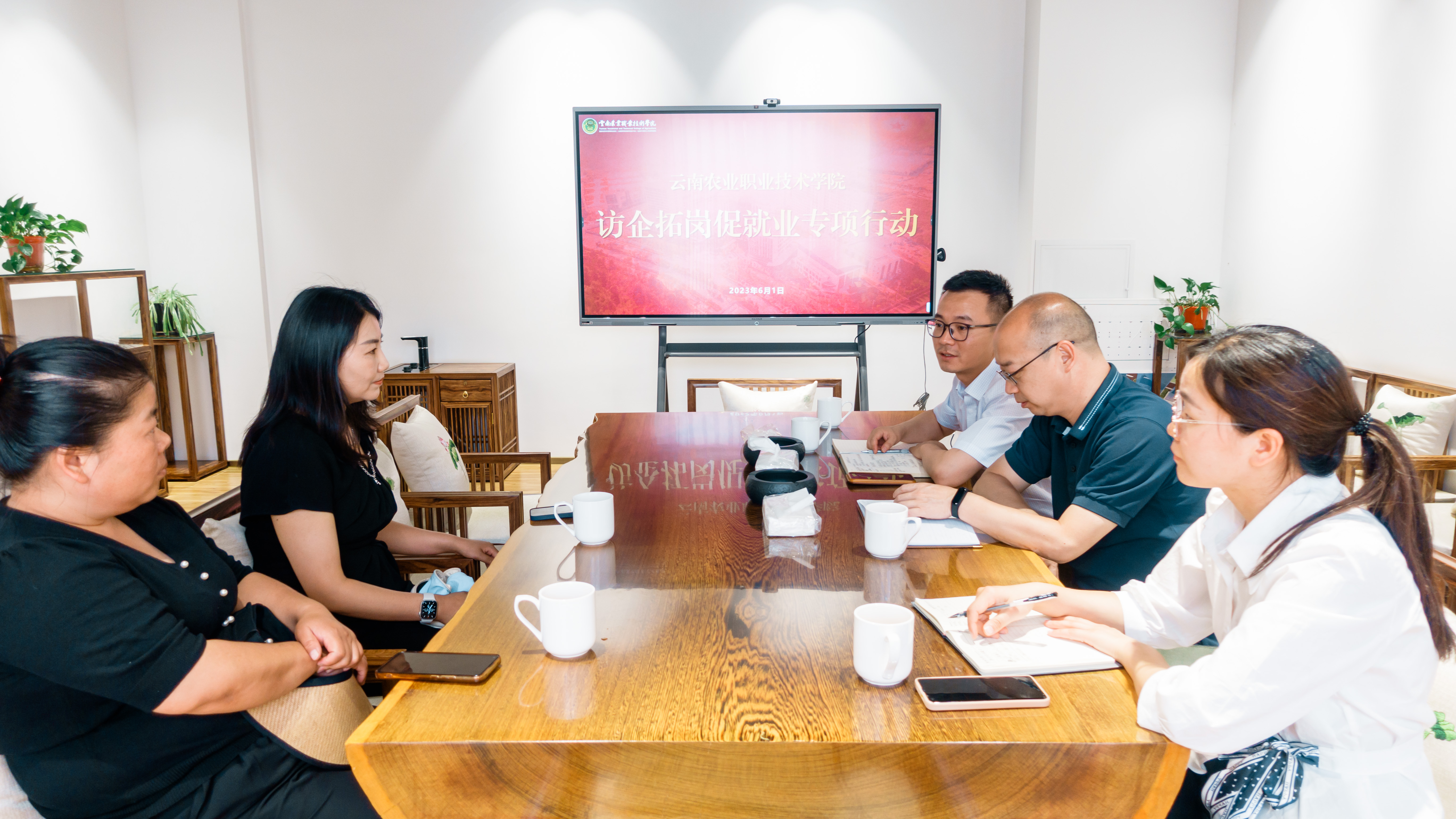 访企拓岗促进就业 ——杨波副院长在“农林天下”产业园开展调研