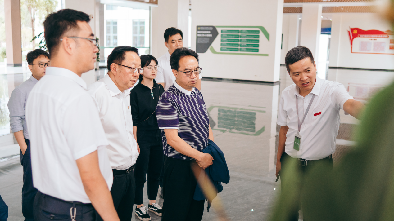 云南省教育厅职成处处长龚利春带队莅临我院调研指导工作