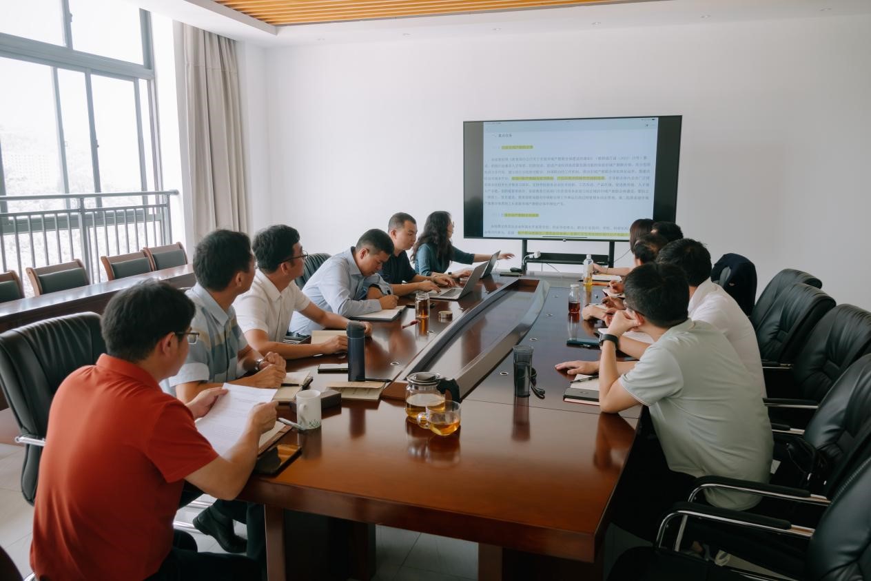 云农职云安产业学院召开专题工作研讨会