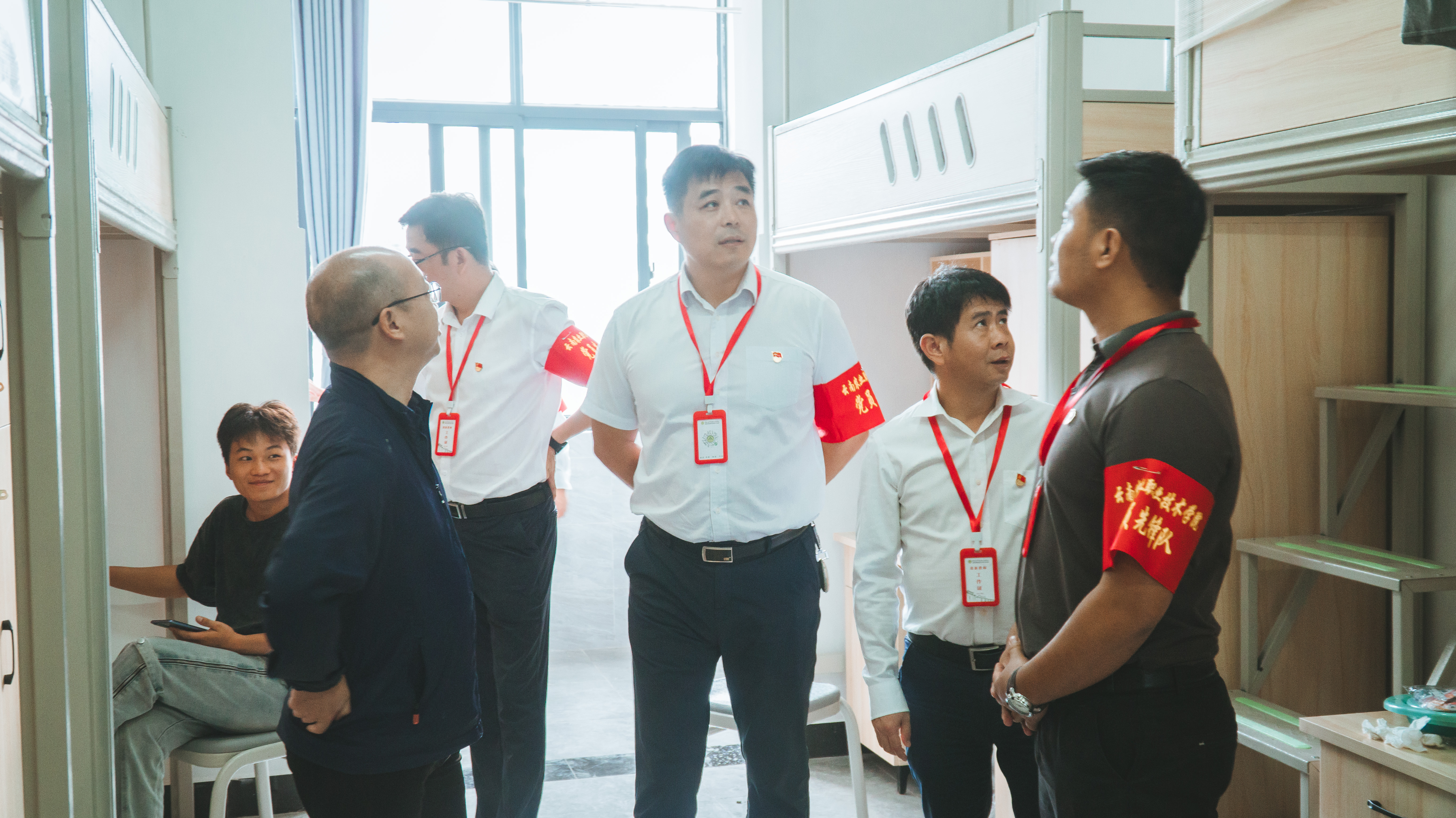 云安产业学院党总支下设两个支部携手开展“迎新生送温暖”主题党日活动