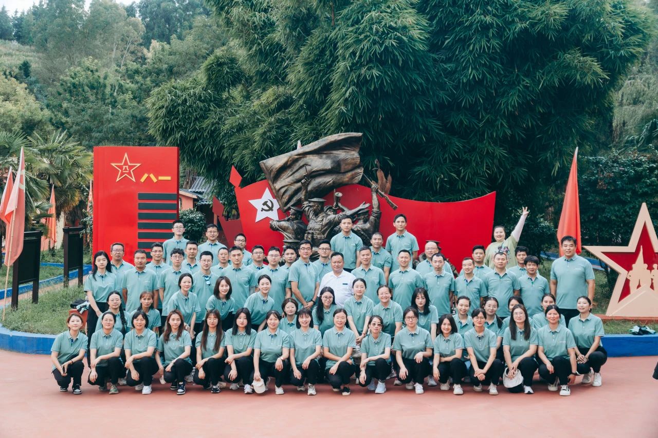 教师节特别庆祝活动 | 学院教师军训体验之旅，与同学们共度训练时光