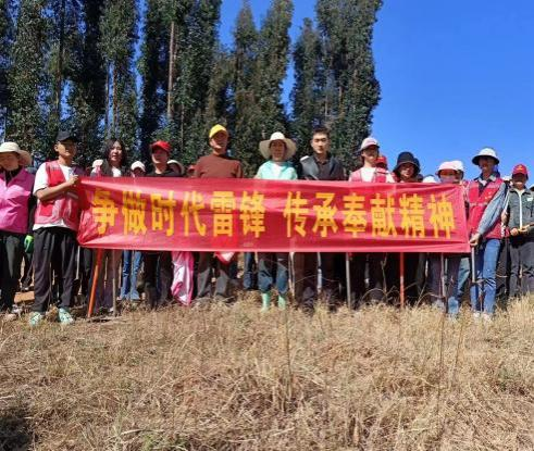 云农职云安产业学院与浸长村党总支共同开展 “践行耕读文化、弘扬雷锋精神”志愿服务活动