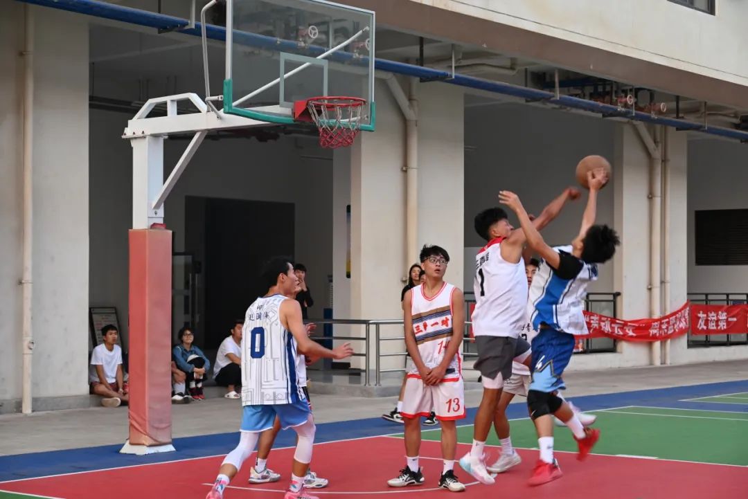 “汗水洒满球场，青春铸就辉煌——校园篮球周末联赛圆满落幕”