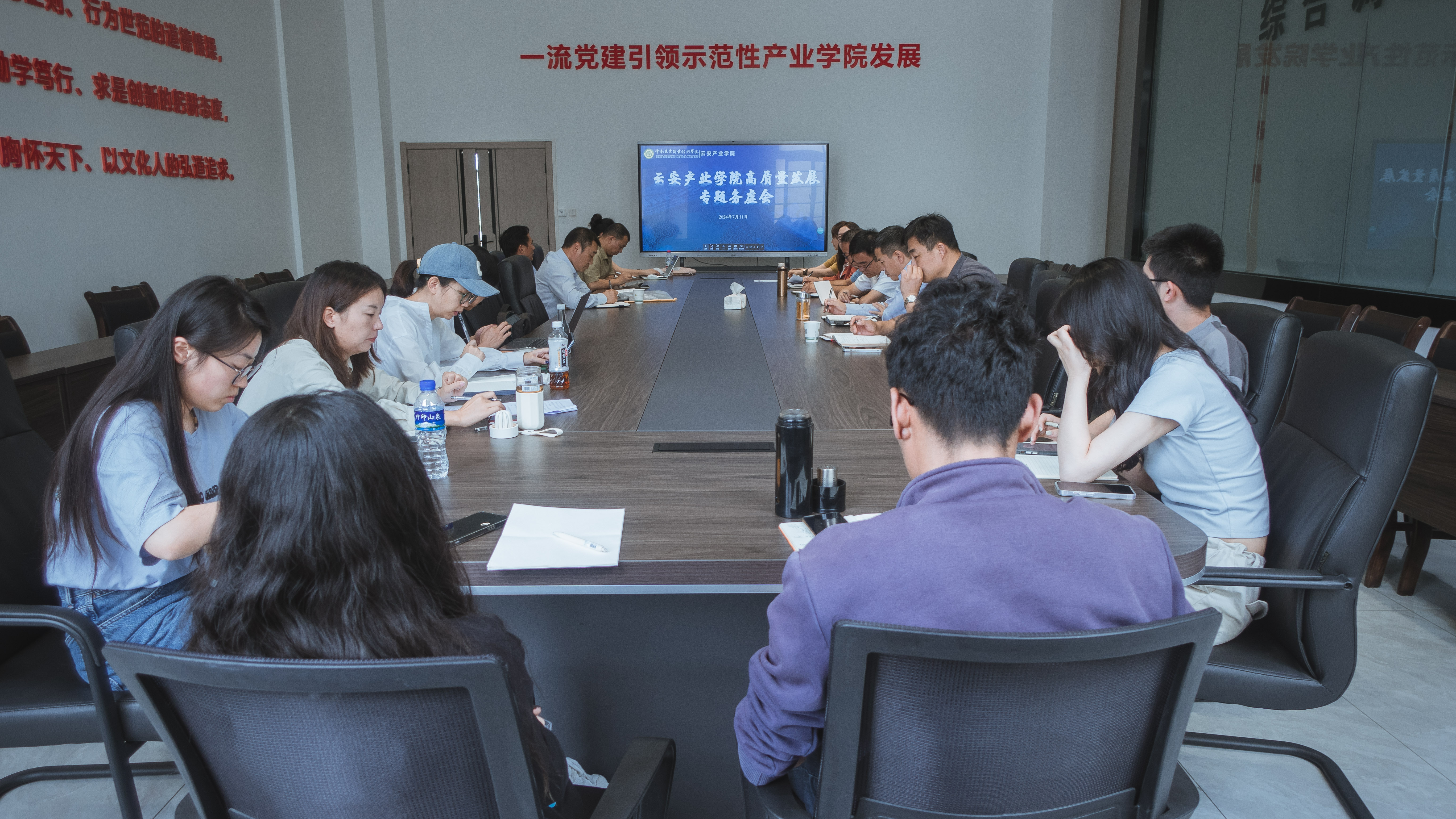 奋力推动高质量发展，实现新突破新跨越