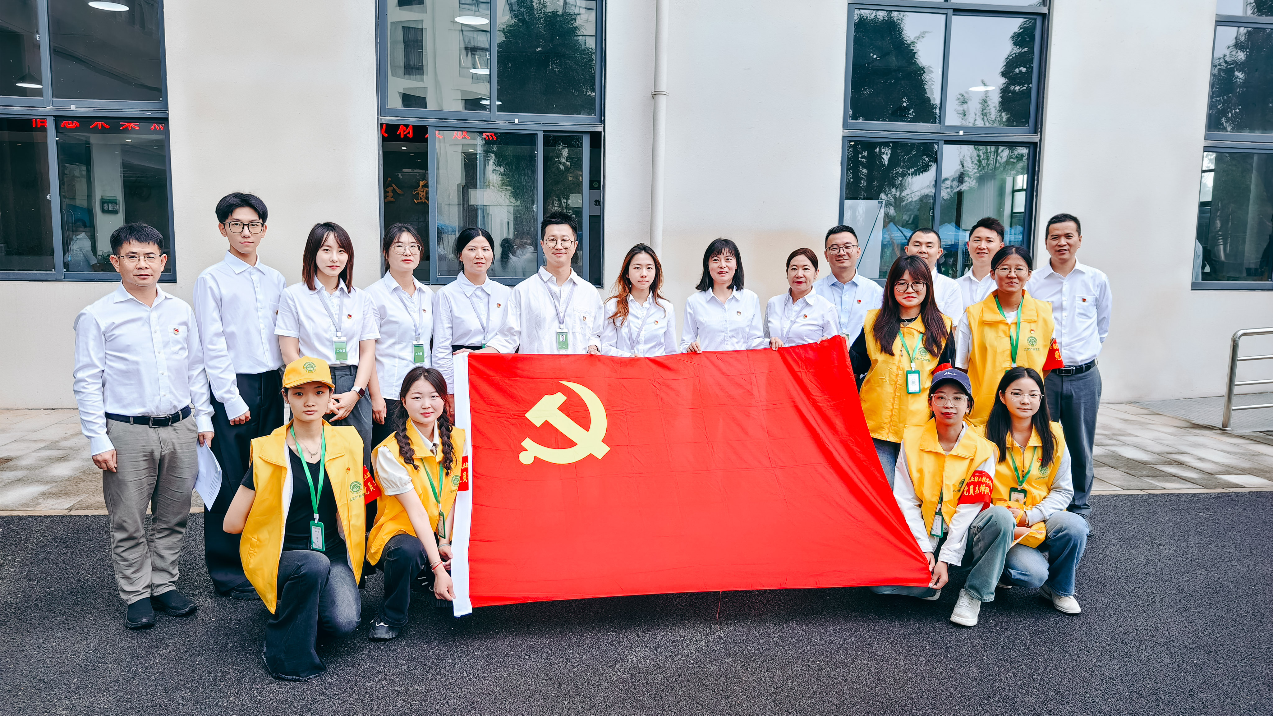 云安产业学院第一党支部在2024级新生入学之际开展“党员教师先锋行，勠力同心喜迎新”主题党日活动