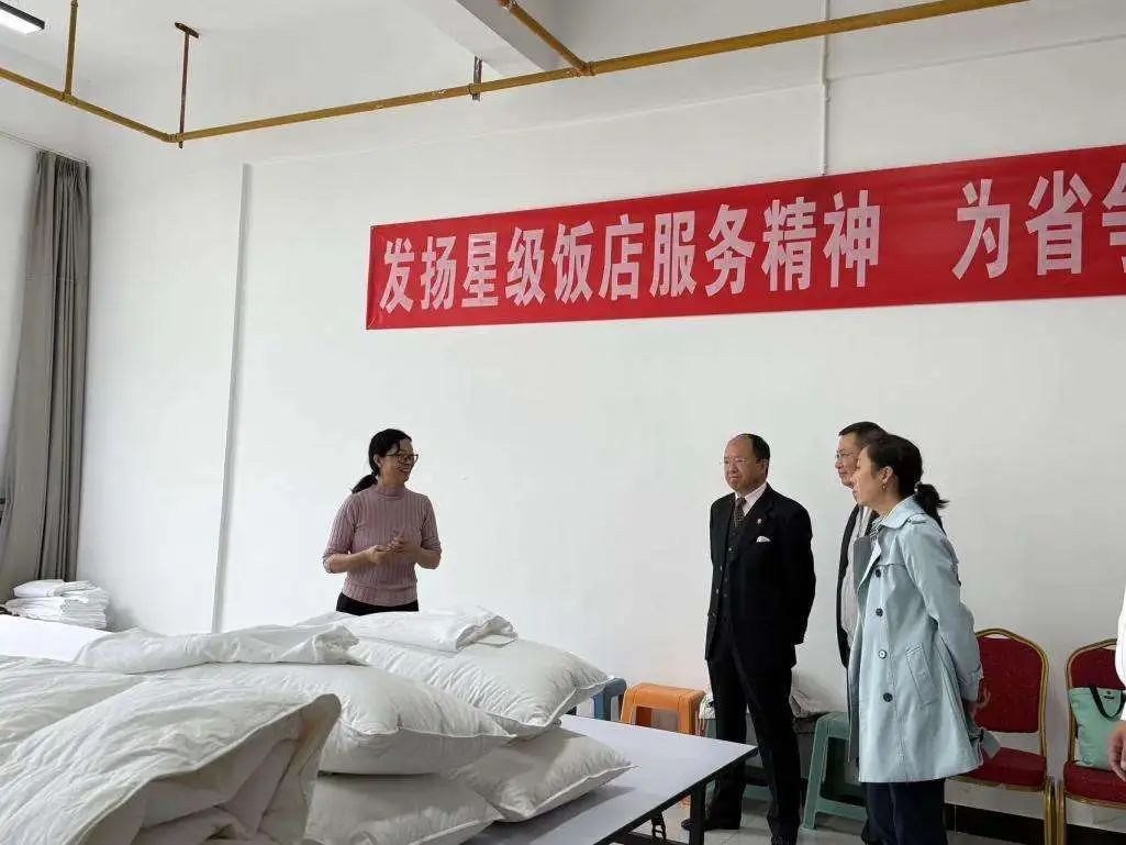 云南省文化和旅游厅行管处处长李力莅临云安产业学院看望慰问2024年全国星级旅游饭店从业人员服务技能竞赛集训队教练选手