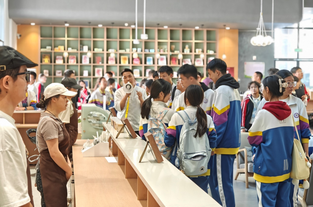 昆明市第十中学携手云南农业职业技术学院云安产业学院共绘未来蓝图——高三师生研学之旅圆满落幕