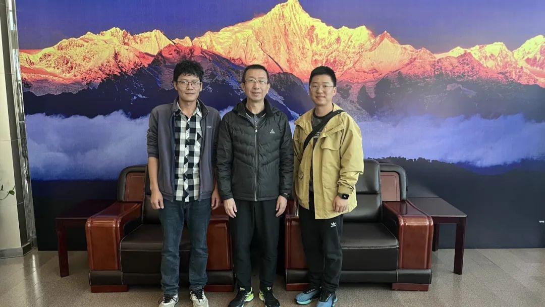 云安产业学院与云南电子商务协会探寻合作发展新机遇