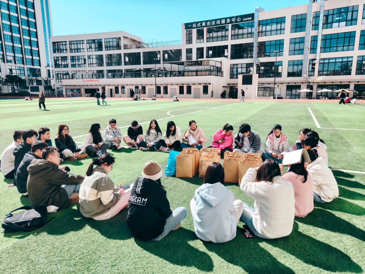 云安产业学院朋辈学长辅导制草坪座谈会圆满落幕