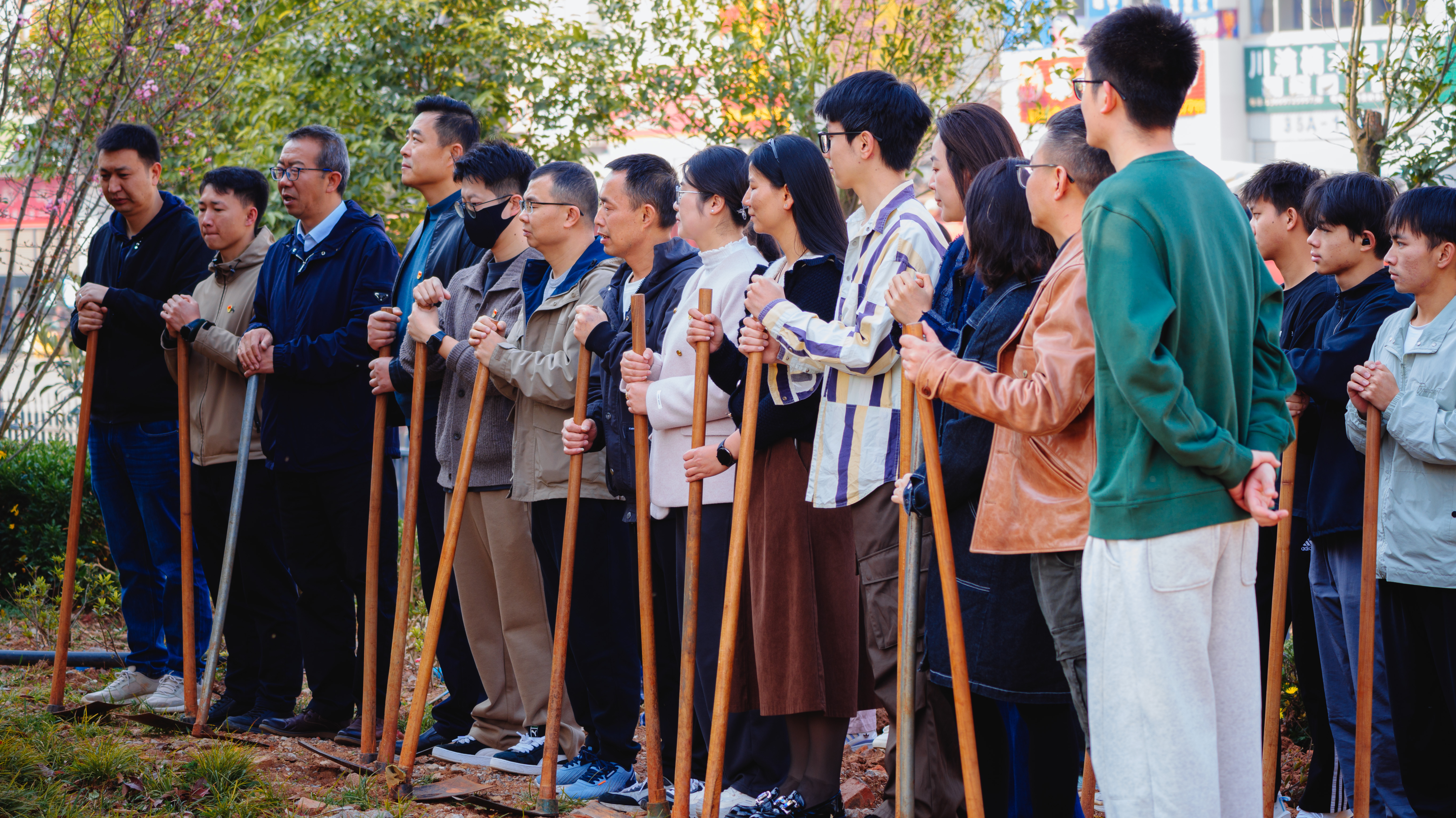 党建引领添新绿·躬耕育人践初心——云安产业学院第一党支部党员与学院师生一起开展植树节主题党日活动