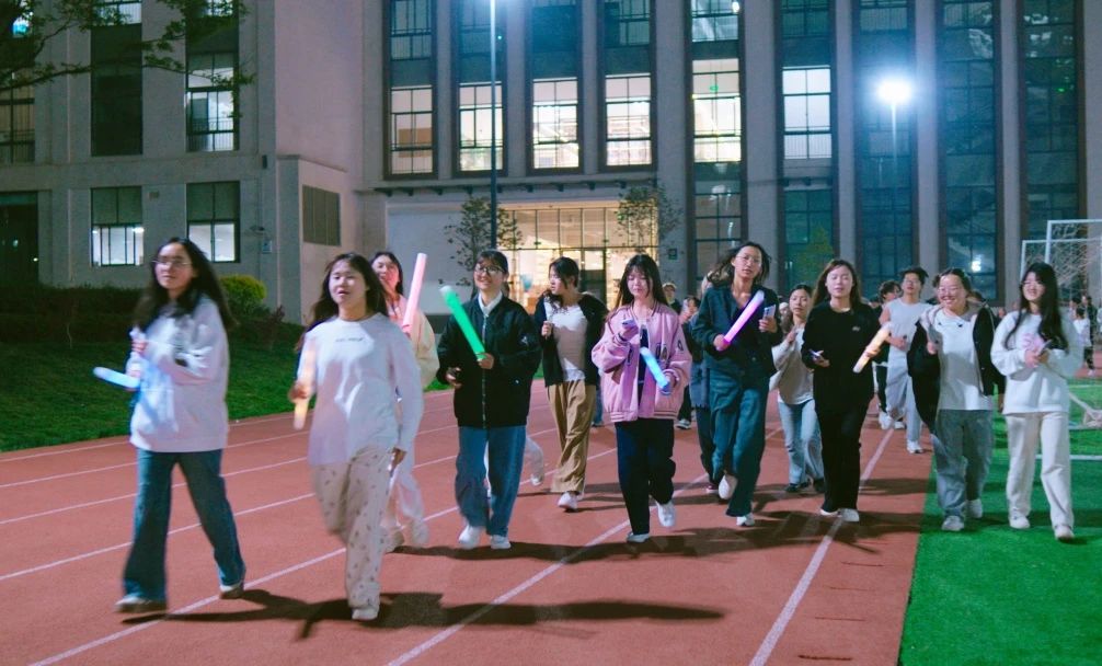 云南农业职业技术学院云安产业学院举办荧光夜跑活动