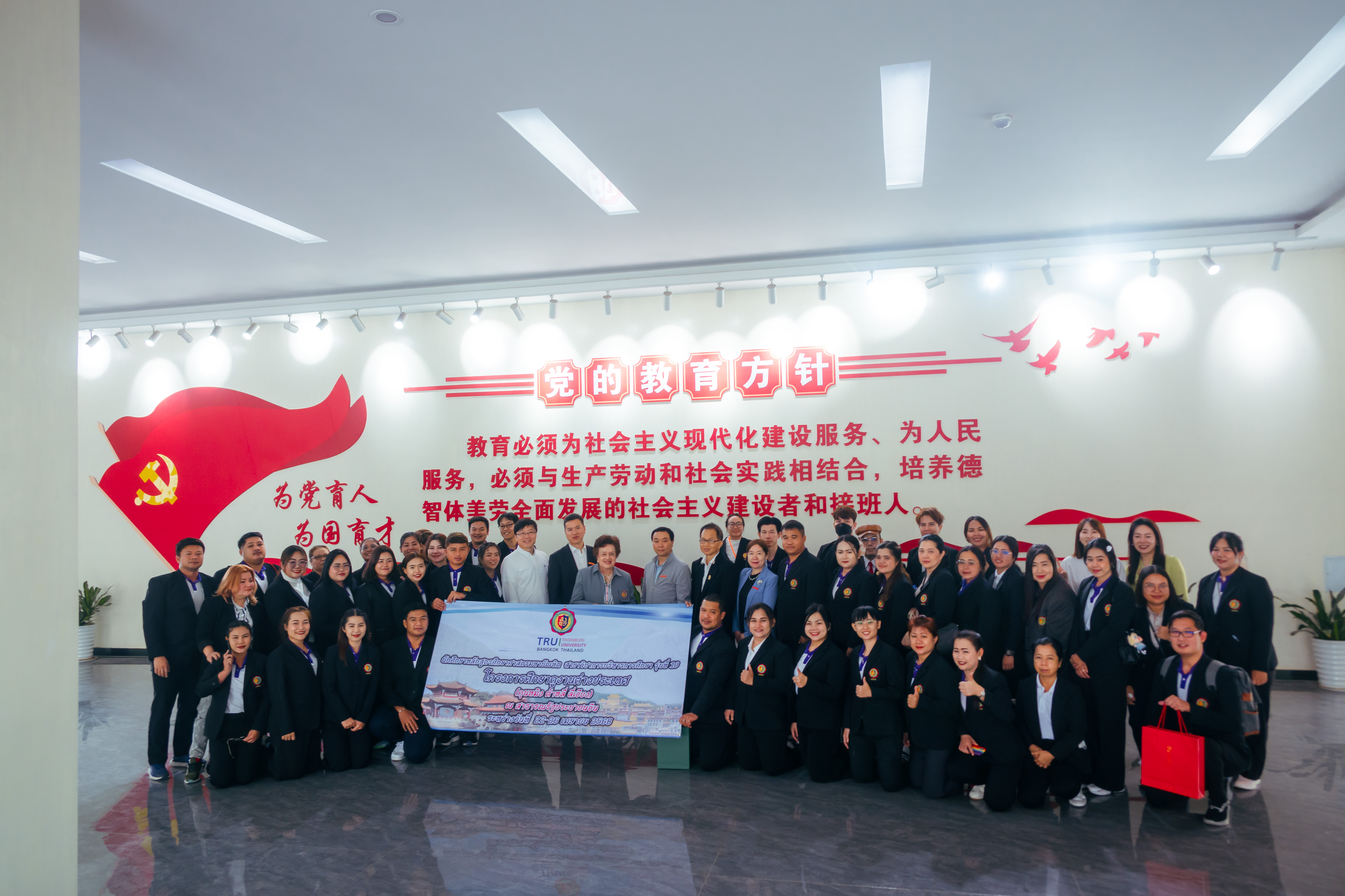 泰国吞武里大学研究生院师生代表团到访云安产业学院