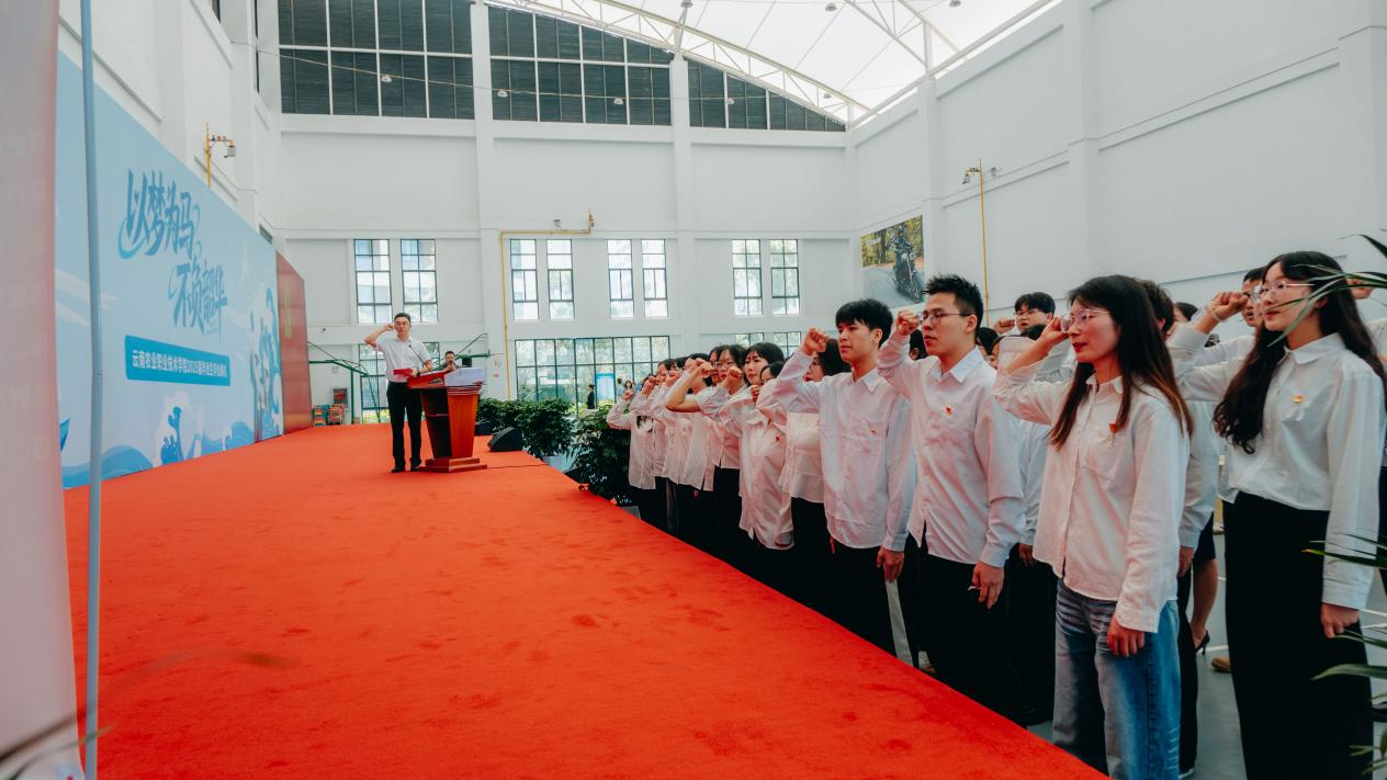 李一源同志在25届毕业典礼之际开展深入贯彻中央八项规定精神学习教育专题党课及老党员重温入党誓词、新党员入党宣誓仪式