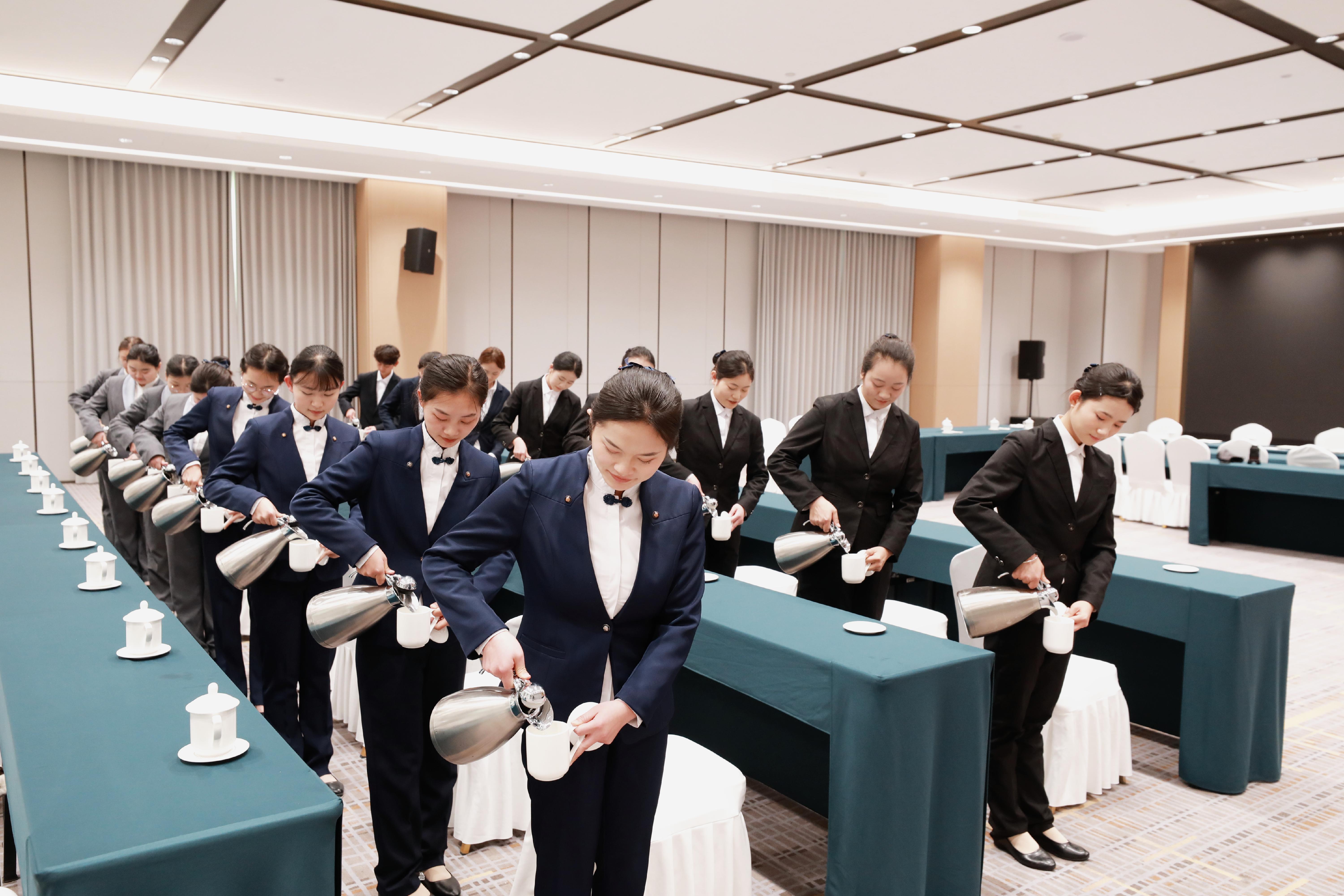 以“双会长单位”优势赋能学子站上高规格省级政务会议服务舞台——学院72名志愿者顺利参与政务会议接待工作